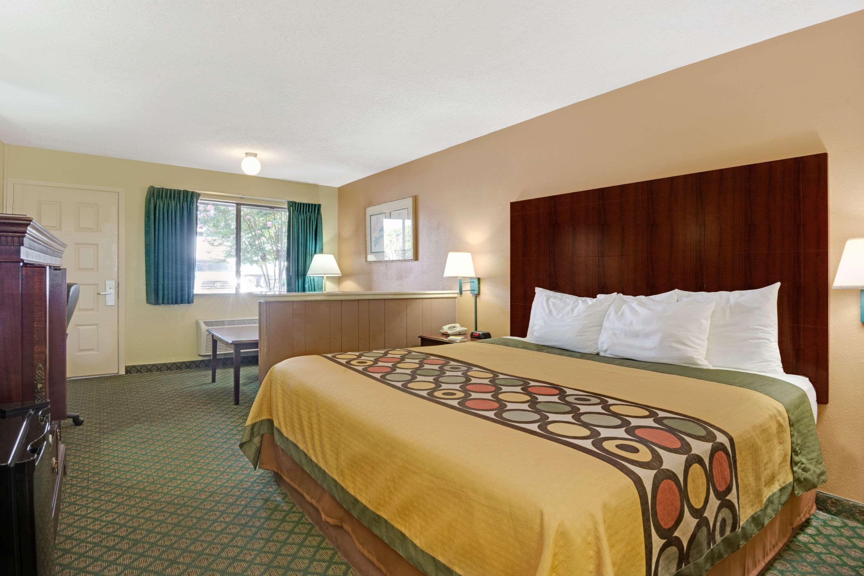Super 8 By Wyndham Universal City Exteriér fotografie