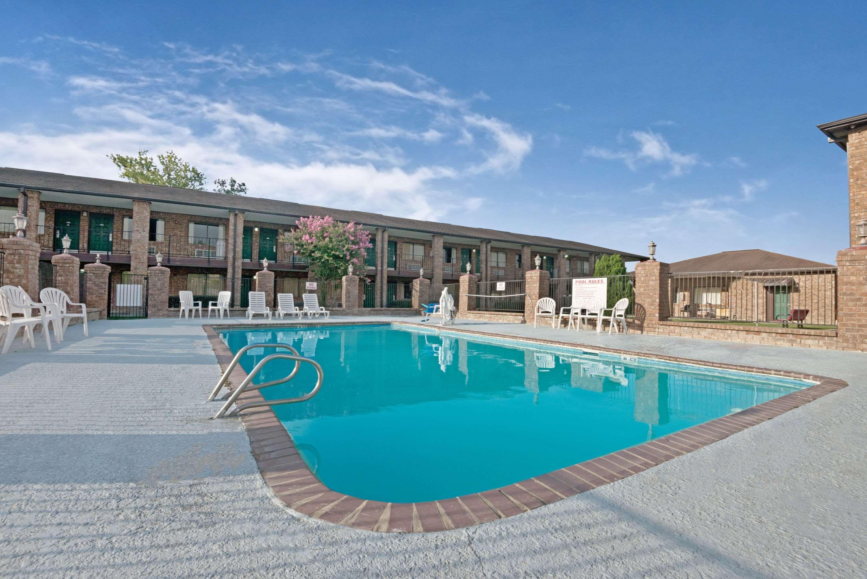 Super 8 By Wyndham Universal City Exteriér fotografie