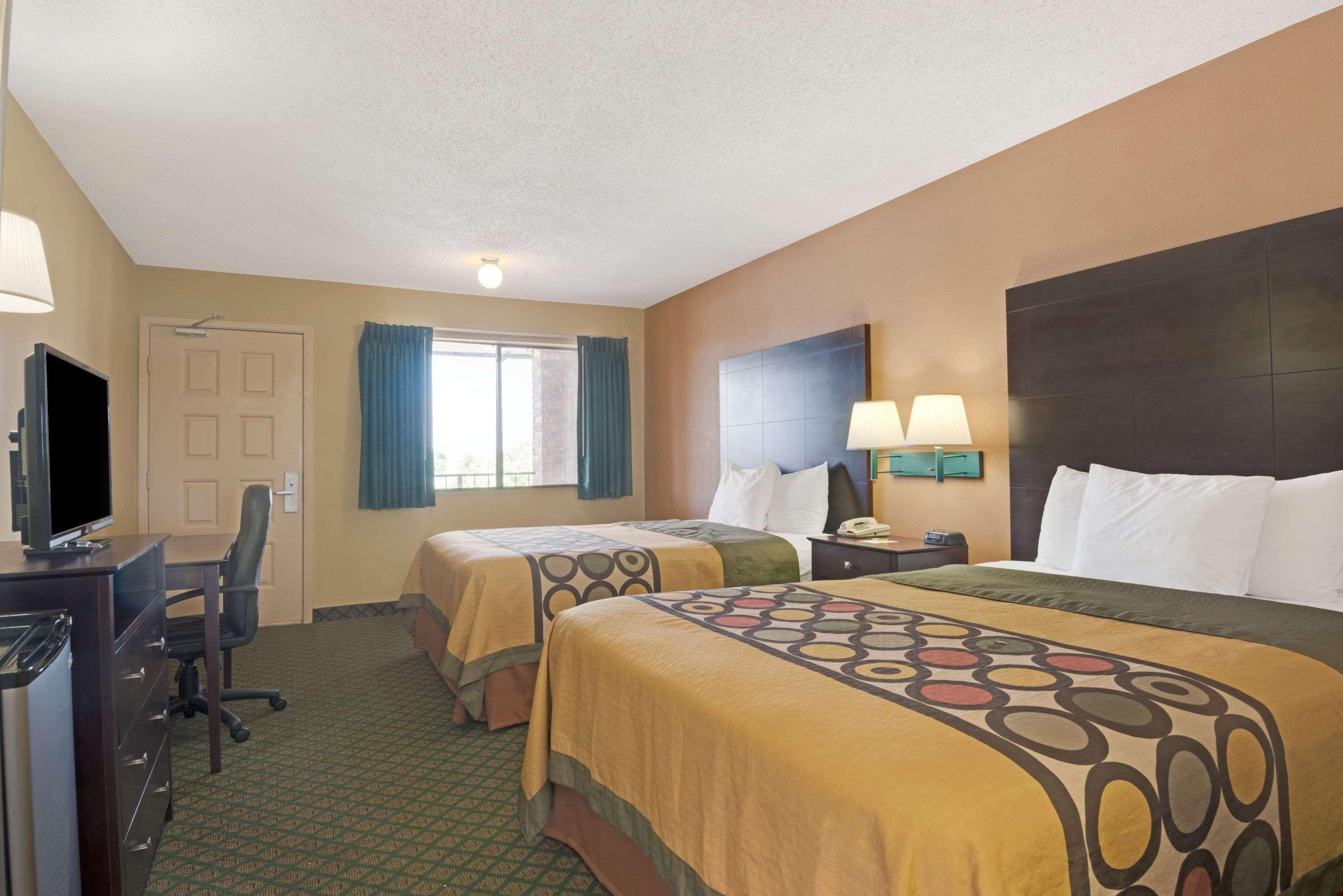 Super 8 By Wyndham Universal City Exteriér fotografie