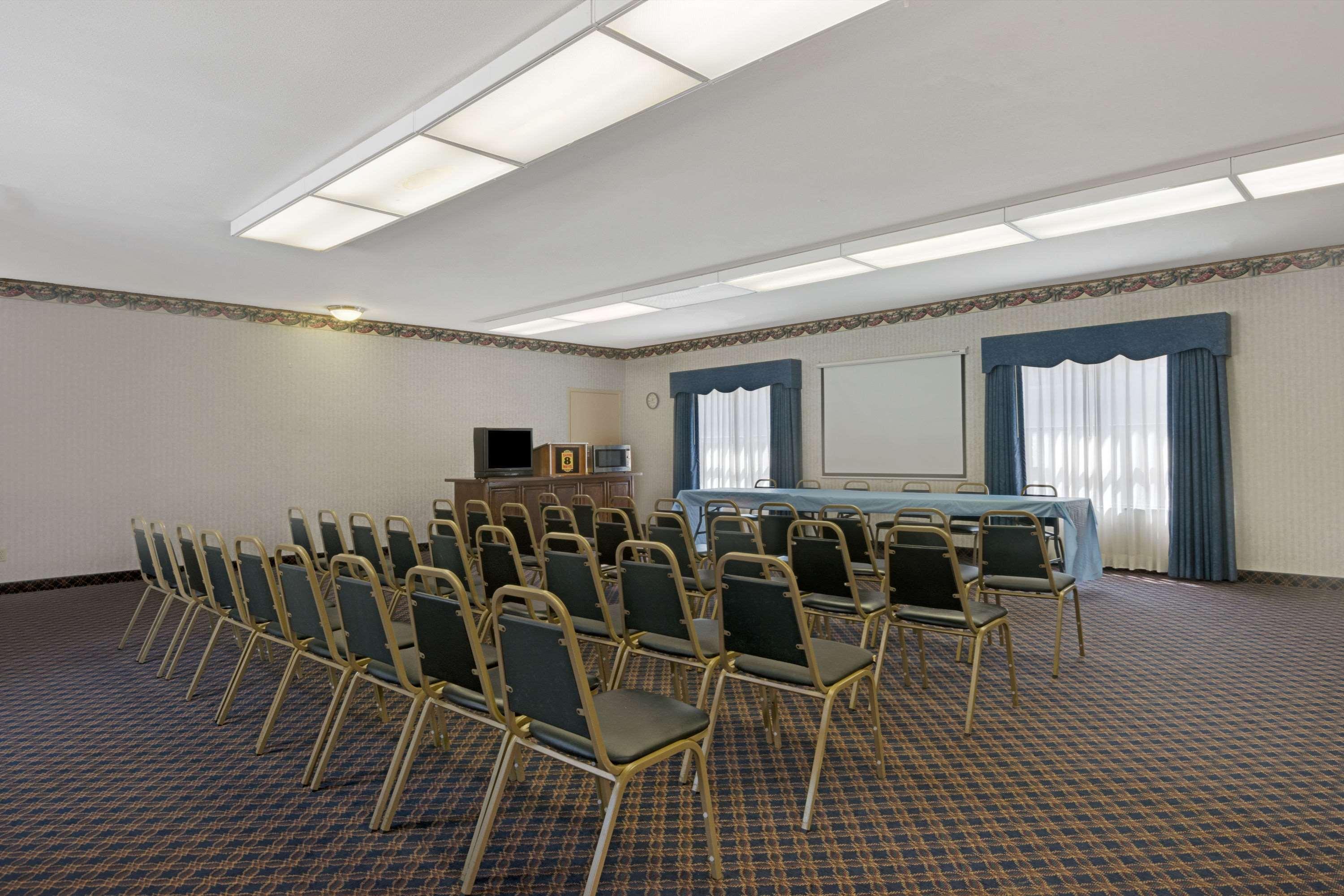 Super 8 By Wyndham Universal City Exteriér fotografie