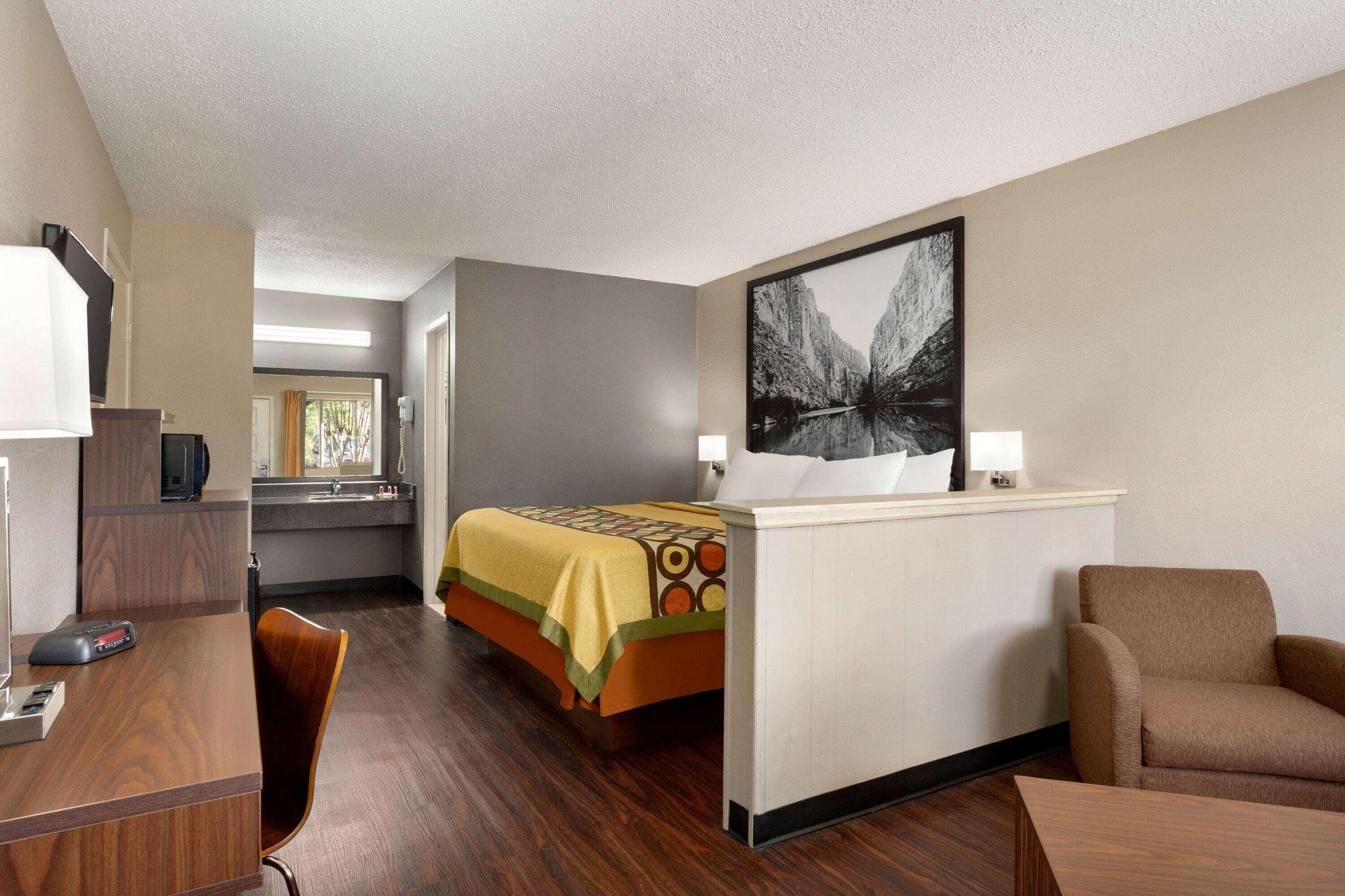 Super 8 By Wyndham Universal City Exteriér fotografie