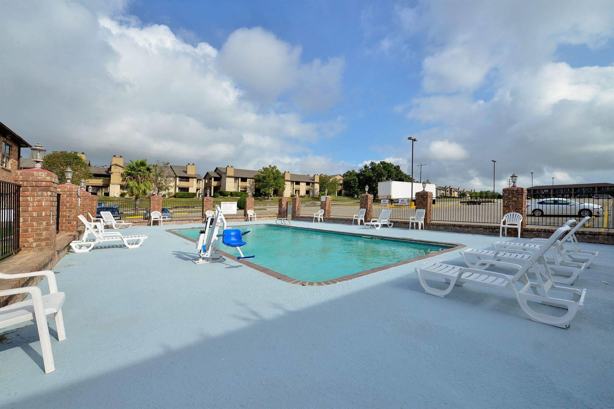 Super 8 By Wyndham Universal City Exteriér fotografie